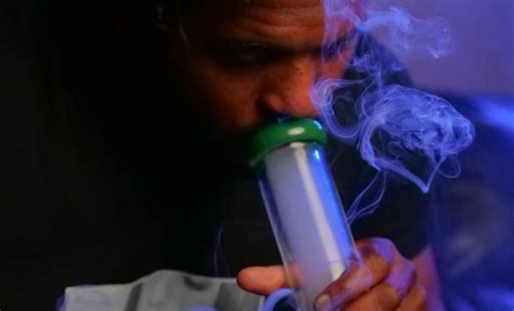 How to Smoke from a Bong: 15 Steps - The Tech Edvocate