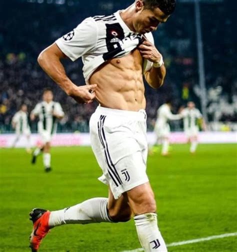 Six-packs Battle: Who Has The Hottest Six-pack? Flavour or Ronaldo (Photos)