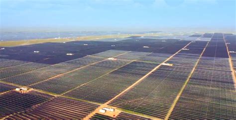 China completes world's second-largest solar power plant