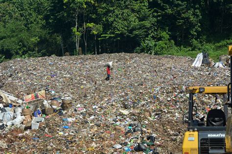 Dampak Pencemaran Limbah Sampah, Sawah tak Bisa Ditanami, Air Berwarna Coklat - Mongabay.co.id