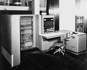 Efemerides de Tecnologia: 29 de abril (1952) se lanza el IBM 701. El ...