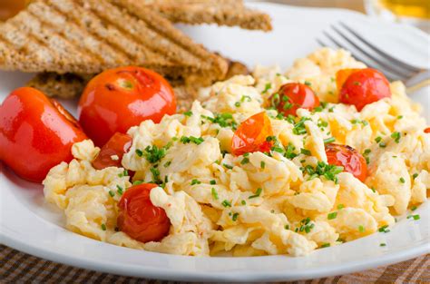 Scrambled Eggs with Tomato and Cream Cheese - Slender Kitchen