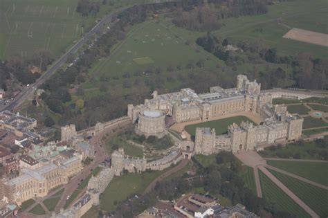 Windsor Castle - aerial view on 09L finals into LHR | Windsor castle, English castles, Aerial view