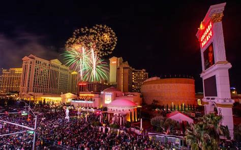 Here Are The Las Vegas Fireworks As 2015 Became 2016 · EDGe Vegas