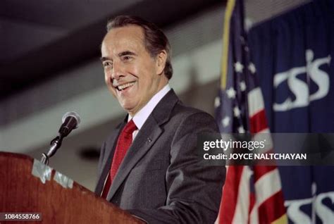 959 Bob Dole 1996 Presidential Campaign Stock Photos, High-Res Pictures ...