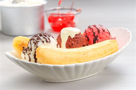 Classic Banana Split Ice Cream Sundae Recipe