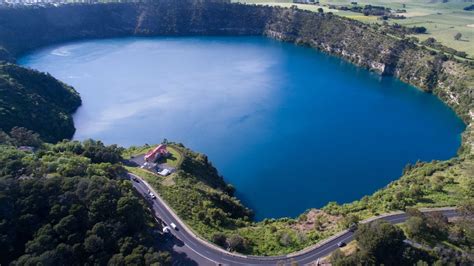 Kids dish the science behind the Blue Lake's spectacular colour change - ABC News