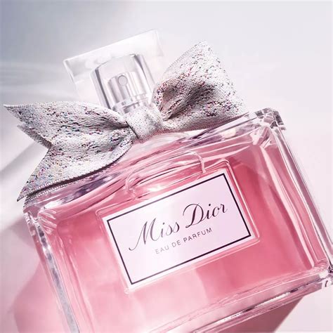 17 Best Wedding Perfumes: Iconic Bridal Fragrances