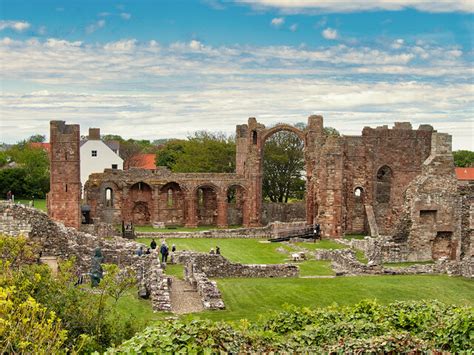 Lindisfarne Priory Ruins © David Dixon cc-by-sa/2.0 :: Geograph Britain ...