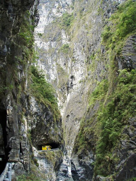 File:Taiwan 2009 HuaLien Taroko Gorge Narrow Gap and Road PB140025.jpg