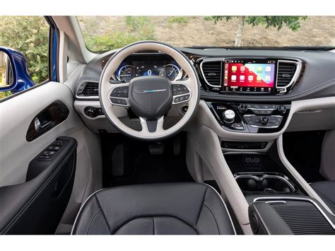 2023 Chrysler Pacifica Hybrid: 191 Interior Photos | U.S. News