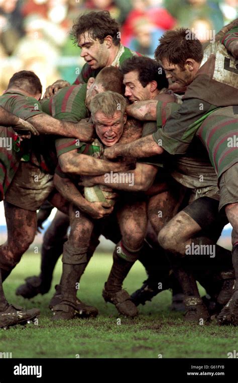 Neil Back (centre), Leicester Tigers holds the ball in a maul Stock Photo - Alamy