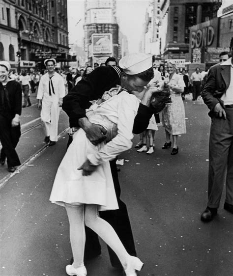 V-J Day Kiss in Times Square: Go Behind the Lens of That Famous Photo ...