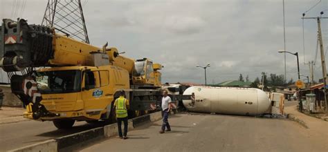 Horror! Another Gas Accident Averted In Lagos As Gas Truck Overturns On ...