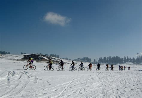 These Stunning Photographs Show How Kashmir Turns Into A Snowy ...