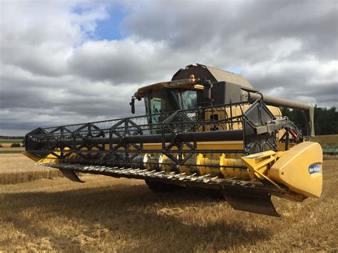 New Holland combine harvester - this is my favourite time of year! (OC) [3264x2448] | New ...