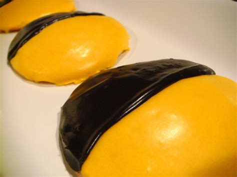 Delicious Dishings: Boston Bruins Black And Gold Cookies