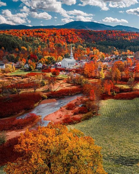 Fall colors at the small town of Stowe, Lamoille County, Vermont ...