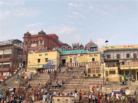 Los ghats de Benarés son gradas que descienden al río Ganges en su paso por esta ciudad del ...