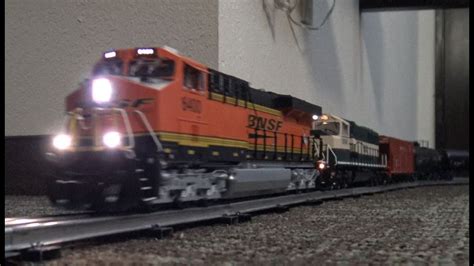 BNSF ES44AC & SD70MAC Duo Lead Lionel Oil Train - YouTube