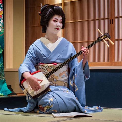 Japanese geisha playing a shamisen | Japanese women, Geisha japan ...