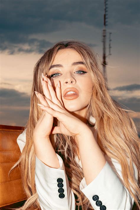 Sabrina Carpenter – Photoshoot in Sao Paulo, April 2019 Estilo Sabrina ...