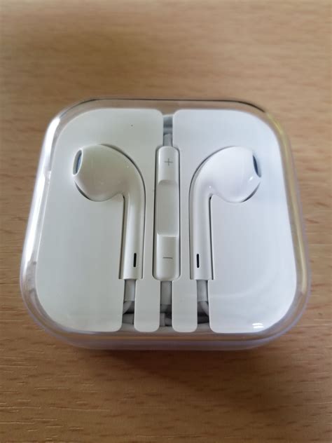 Apple Earbuds Wired 3.5mm Jack Gently preowned condition Comes in original case Please message ...