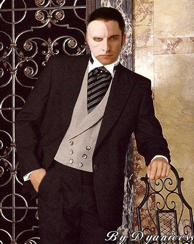 oh my!! Gerard Butler as the phantom! Who would ever pick Raoul over this --- even with a mask ...