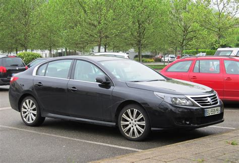 File:Renault Latitude photographed (slightly incongruously) in the visitors' car park at the ...