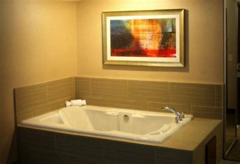 9 Toledo Hotels with Hot Tub in Room or Whirlpool Suites