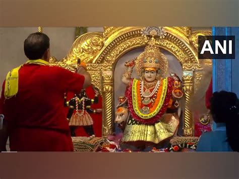 Delhi: Morning 'aarti' performed at Jhandewalan temple on 4th day of ...