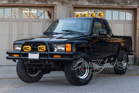 1985 TOYOTA SR5 PICKUP "BACK TO THE FUTURE" TRIBUTE - Front 3/4 - 258587