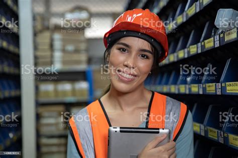 Portrait Photo Store Woman Stock Photo - Download Image Now - Adult ...