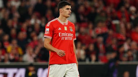 Chelsea in talks with rivals Manchester United for Benfica defender Antonio Silva – Paper Round