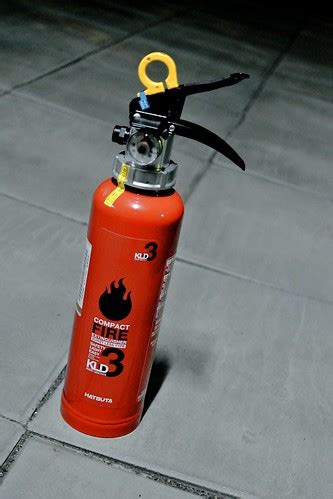 Fire extinguisher. | 初田製作所の粉末消火器KLD-3を新調。 ホースレスの小型消火器です。1kgの… | Flickr