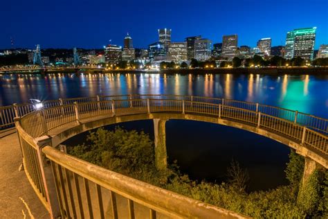 Downtown Portland, Oregon at night. [OC] [2048x1368] /u/prairieg8 : ImagesOfCities