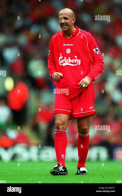 GARY MCALLISTER LIVERPOOL FC 13 August 2000 Stock Photo - Alamy