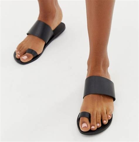 Best Toe Loop Sandals: Women’s Styles to Replace Your Thong Flip Flops – Footwear News