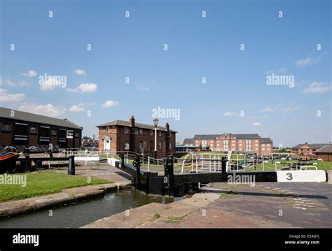 Shropshire union canal locks hi-res stock photography and images - Alamy