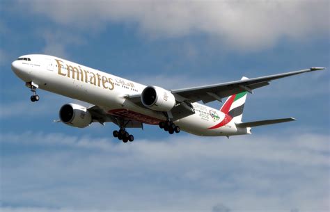 File:Emirates b777-300er a6-ebm arp.jpg - Wikipedia