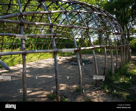 Wampanoag long house called a nush wetu Stock Photo - Alamy