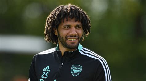 Arsenal midfielder Elneny signs new deal