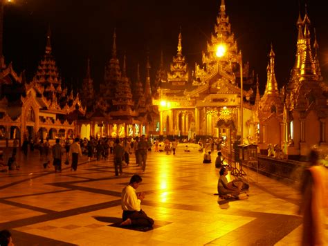 Asisbiz Myanmar Yangon Shwedagon Pagoda main Terrace Nov 2004 01