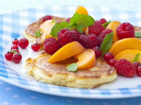 Pancakes with Summer Fruit Recipe | EatSmarter