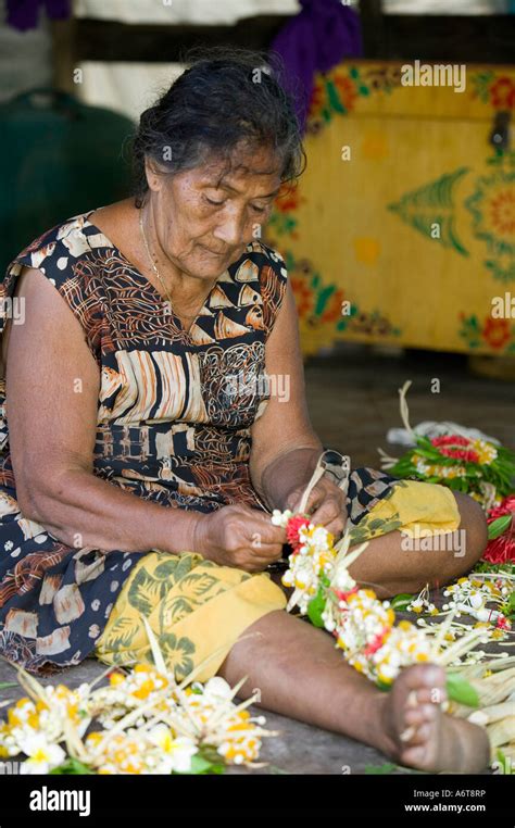 Tuvaluan women creating traditional flower head dresses, Funafuti, Tuvalu Stock Photo - Alamy