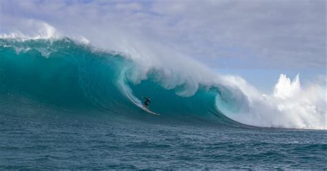 Understanding Wave Height While Surfing in Hawaii