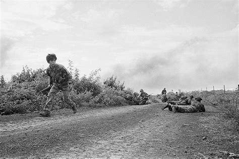 Plei Me 1965 - Vietnamese Soldier Runs For Cover - Photo b… | Flickr