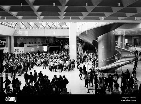 Architecture crowd place of interest international landmark Black and White Stock Photos ...