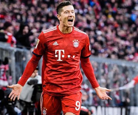 Robert Lewandowski Biography - Facts, Childhood, Family Life & Achievements