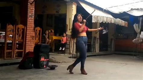 Al ritmo de “La Carcacha”, imita a Selena y se vuelve viral (VIDEO ...